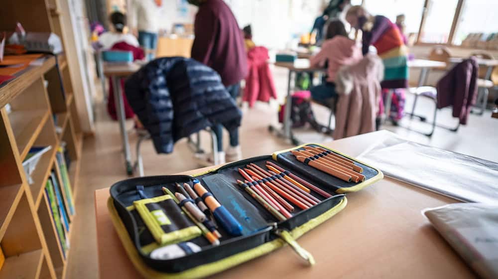 Ausgewählte Schulen in sozial schwierigen Lagen erhalten über das Startchancen-Programm Unterstützung durch speziell ausgebildetes Assistenzpersonal. (Symbolbild) / Foto: Frank Rumpenhorst/dpa