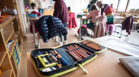 Ausgewählte Schulen in sozial schwierigen Lagen erhalten über das Startchancen-Programm Unterstützung durch speziell ausgebildetes Assistenzpersonal. (Symbolbild) / Foto: Frank Rumpenhorst/dpa