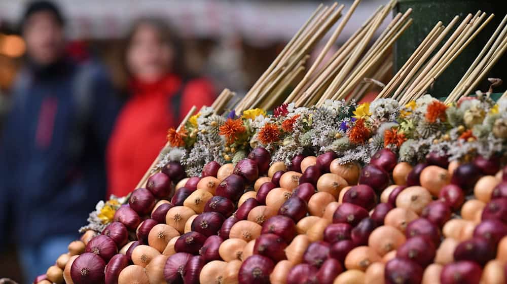 Der 372. Weimarer Zwiebelmarkt ist eröffnet worden. / Foto: Martin Schutt/dpa