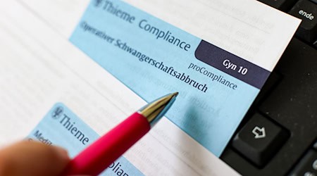 Bei Frauen unter 18 Jahren sowie ab 40 Jahren verzeichnete das Landesamt für Statistik Anstiege von Schwangerschaftsabbrüchen. (Symbolbild) / Foto: Jan Woitas/dpa Bei Frauen unter 18 Jahren sowie ab 40 Jahren verzeichnete das Landesamt für Statistik Anstiege von Schwangerschaftsabbrüchen. (Symbolbild) / Foto: Jan Woitas/dpa