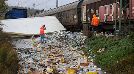 Zahlreiche Plastikbecher liegen im Bereich der Unfallstelle verteilt. / Foto: Stefan Rampfel/dpa