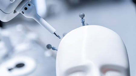 Auch Thüringer Unternehmen sind auf der großen Messe für Medizintechnik in Düsseldorf vertreten. (Symbolbild) / Foto: Fabian Strauch/dpa