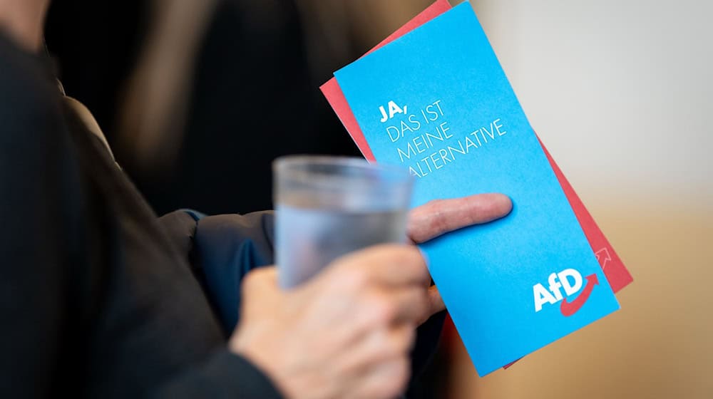 Nach der Einladung der AfD durch einen Unternehmerverband wächst die Debatte: Thüringens Wirtschaftskammern sehen sich dazu verpflichtet, mit allen Parteien zu sprechen. (Symbolbild) / Foto: Jacob Schröter/dpa