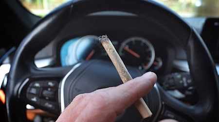 Birgt der gleichzeitige Konsum von Cannabis und Alkohol erhöhte Unfallrisiken im Straßenverkehr? Die Bundesregierung soll nach einer Entschließung im Bundesrat Auswirkungen des Mischkonsums untersuchen lassen. (Archivbild) / Foto: Karl-Josef Hildenbrand/dpa