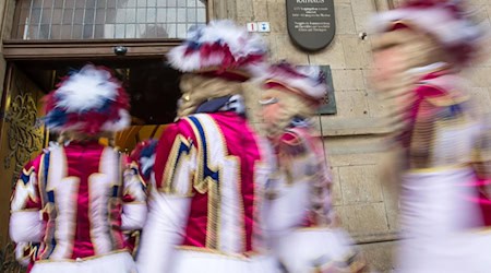 Mit einer «Narrenbörse» möchte der Landesverband Thüringer Karnevalvereine den Mitgliedsvereinen Möglichkeiten geben, etwa Funkenmariechen-Kostüme zu verkaufen. (Symbobild)  / Foto: picture alliance / dpa