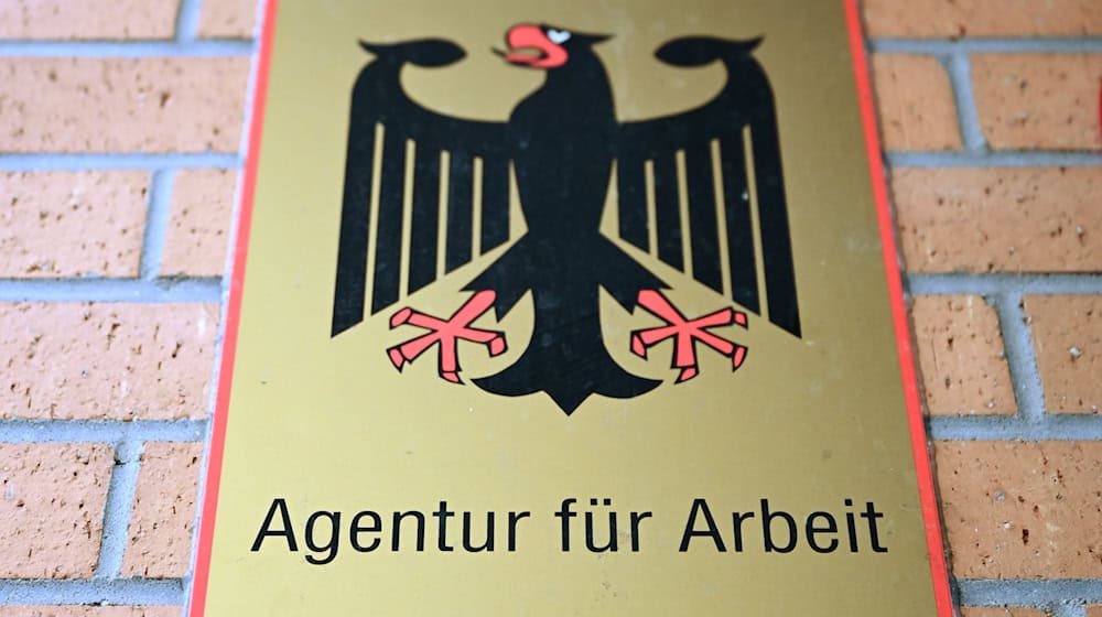 In Thüringen waren im November 67.984 Männer und Frauen ohne Job. (Archivbild) / Foto: Bernd Weißbrod/dpa