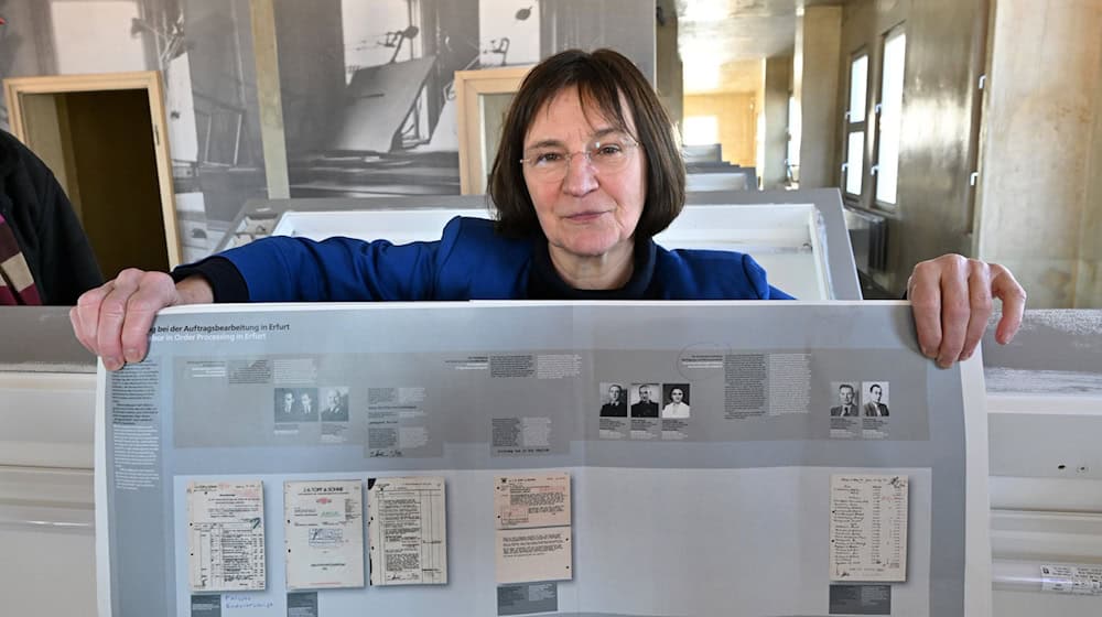 Annegret Schüle, Leiterin des Erinnerungsortes Topf & Söhne, präsentiert Pläne für die Erweiterung der Dauerausstellung. / Foto: Martin Schutt/dpa