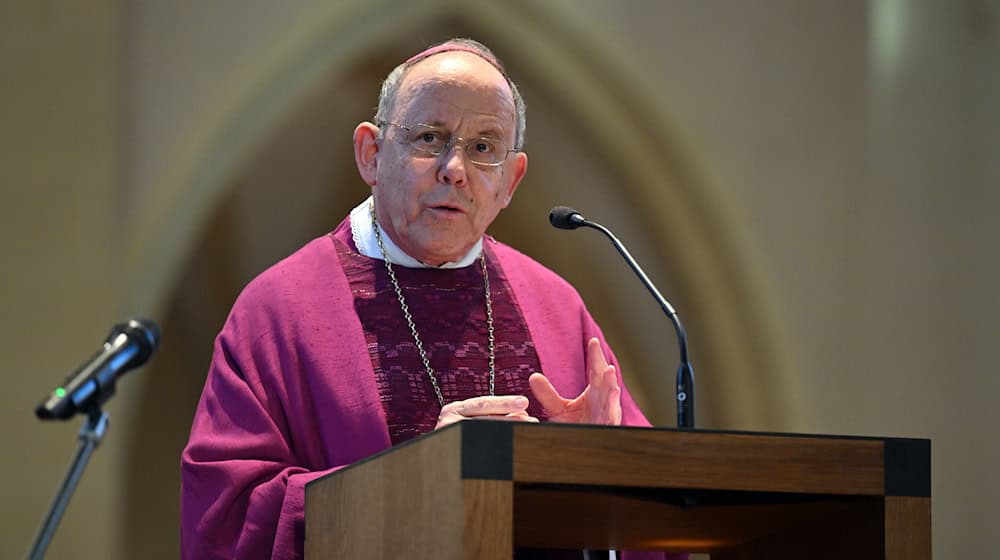 Erfurts Bischof Ulrich Neymeyr betonte in seiner Ansprache zum traditionellen Elisabethempfang die Bedeutung von Hoffnung in den aktuellen Krisenzeiten. (Archivbild) / Foto: Martin Schutt/dpa