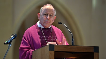 Erfurts Bischof Ulrich Neymeyr betonte in seiner Ansprache zum traditionellen Elisabethempfang die Bedeutung von Hoffnung in den aktuellen Krisenzeiten. (Archivbild) / Foto: Martin Schutt/dpa