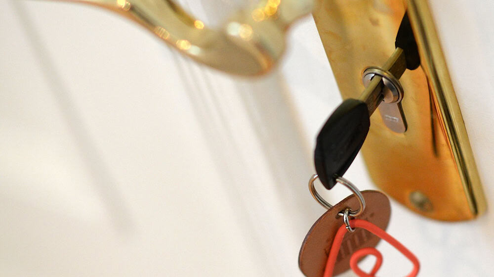 Ein Feuerwehrmann konnte helfen, ein kleines Mädchen, das sich im Bad eingeschlossen hatte, zu befreien. (Symbolbild) / Foto: Jens Kalaene/dpa-Zentralbild/dpa