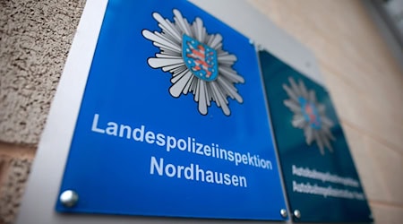 Die Polizei ermittelt wegen eines Drohbriefes an den Landrat des Landkreises Nordhausen. (Symbolbild) / Foto: Matthias Bein/dpa