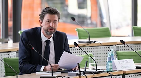 Der Virologe Christian Drosten war in der Pandemie ein Experte, auf dessen Beratung sich auch die Politik stützte. (Archivbild) / Foto: Sebastian Kahnert/dpa