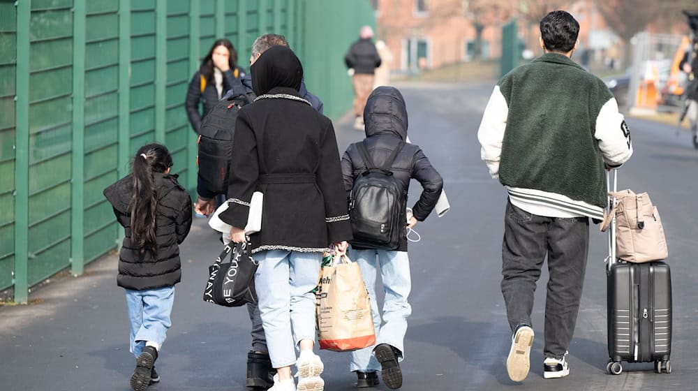 Über 140 Flüchtlingen in Thüringen wurden bereits die Leistungen gestrichen. (Symbolbild) / Foto: Boris Roessler/dpa