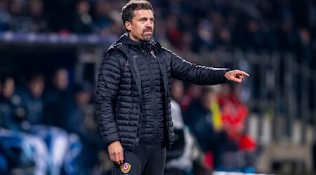 Trainer Thomas Stamm stattet einen 19-Jährigen bei Dynamo Dresden mit einem Profivertrag aus. (Archivbild) / Foto: David Inderlied/dpa