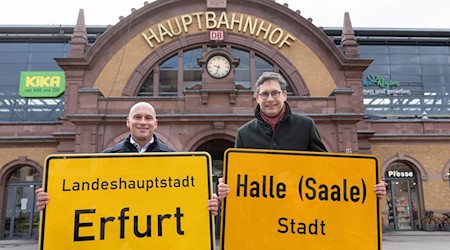 Erfurts Oberbürgermeister Andreas Horn (CDU) und Halles OB Alexander Vogt (parteilos) werben für ihre Städte.  / Foto: Michael Reichel/dpa