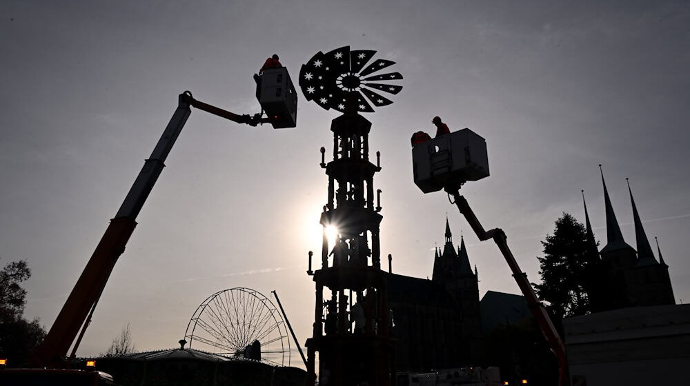 Der Erfurter Weihnachtsmarkt steht in den Startlöchern. (Archivbild) / Foto: Martin Schutt/dpa