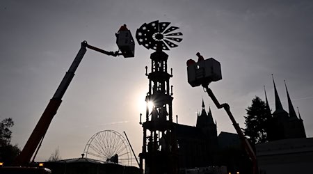 Der Erfurter Weihnachtsmarkt steht in den Startlöchern. (Archivbild) / Foto: Martin Schutt/dpa