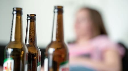 Mehr als 62 Prozent weniger Geld für Suchtprävention? Fachkräfte fürchten gravierende Folgen für Schulen, Familien und Jugendhilfe. (Symbolbild) / Foto: Alexander Heinl/dpa