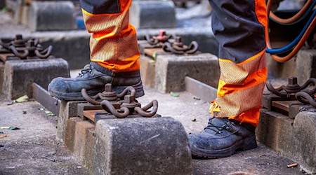 Die Arbeiter waren laut Polizei mit Gleisarbeiten in der Oberpfalz beschäftigt. (Symbolbild) / Foto: Jens Büttner/dpa
