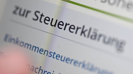 Gefälschte E-Mails im Namen von Elster versprechen Steuererstattungen – tatsächlich wollen Betrüger an Bankdaten gelangen. (Symbolbild) / Foto: Bernd Weißbrod/dpa
