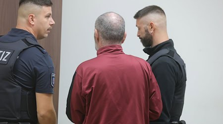 Der Mann wurde wegen des Brandanschlags auf seine Ehefrau in einer Geraer Straßenbahn zu einer lebenslangen Freiheitsstrafe verurteilt. (Archivbild) / Foto: Bodo Schackow/dpa