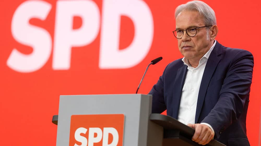 Thüringens SPD-Chef Georg Maier will das Polizeiaufgabengesetz so ändern, dass gefährdete Frauen vor potenziellen Tätern gewarnt werden. / Foto: Michael Reichel/dpa