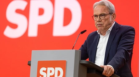 Thüringens SPD-Chef Georg Maier will das Polizeiaufgabengesetz so ändern, dass gefährdete Frauen vor potenziellen Tätern gewarnt werden. / Foto: Michael Reichel/dpa