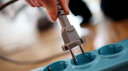 Ab 2026 zahlen viele Kundinnen und Kunden für Strom weniger Geld. (Symbolbild) / Foto: Oliver Berg/dpa/dpa-tmn