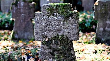 Mehr als 700 Kriegstote aus verschiedenen Ländern ruhen in Altenburg - darunter auch unbekannte Soldaten. Zum Volkstrauertag mahnen Thüringens Politiker zu Verantwortung und Frieden. (Symbolbild) / Foto: Federico Gambarini/dpa