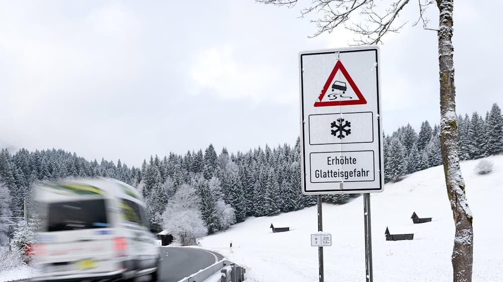 Wegen Schnee und Glätte bleiben Lastwagen in Südthüringen an Steigungen hängen. (Symbolbild) / Foto: Sven Hoppe/dpa