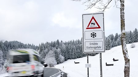 Wegen Schnee und Glätte bleiben Lastwagen in Südthüringen an Steigungen hängen. (Symbolbild) / Foto: Sven Hoppe/dpa