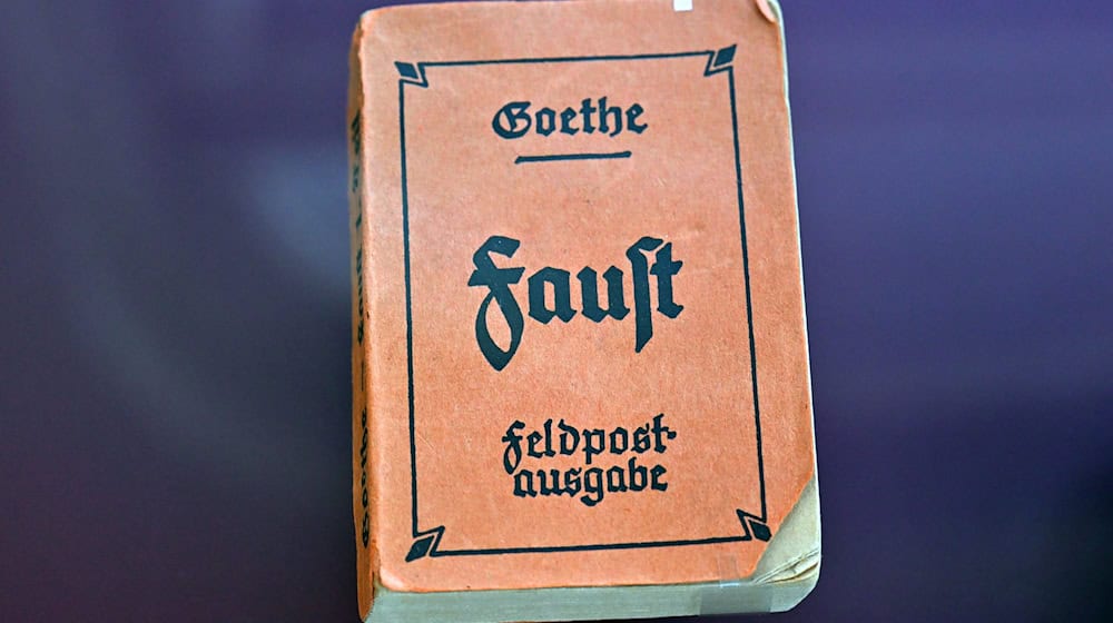 Für die einen ungebrochen wichtig, für die anderen ein Schul-Trauma: Goethes «Faust» ist in immer weniger Bundesländern Pflichtlektüre in der Schule. (Symbolbild) / Foto: Martin Schutt/dpa