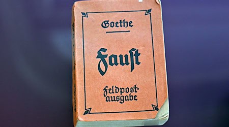 Für die einen ungebrochen wichtig, für die anderen ein Schul-Trauma: Goethes «Faust» ist in immer weniger Bundesländern Pflichtlektüre in der Schule. (Symbolbild) / Foto: Martin Schutt/dpa
