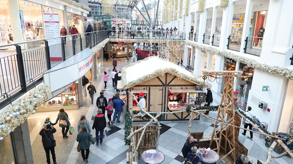 Thüringens Händler hoffen im Weihnachtsgeschäft auf die Kauflaune der Verbraucher - trotz teils massiv gestiegener Preise (Archivfoto). / Foto: Bodo Schackow/dpa