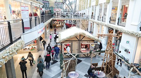 Thüringens Händler hoffen im Weihnachtsgeschäft auf die Kauflaune der Verbraucher - trotz teils massiv gestiegener Preise (Archivfoto). / Foto: Bodo Schackow/dpa