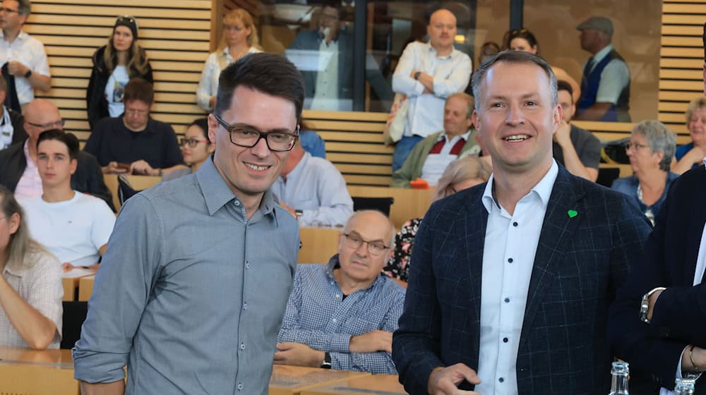 In Thüringen stehen die entscheidenden Wochen für die Haushaltsverhandlungen an, wie die Fraktionsvorsitzenden Christian Schaft, (l, Die Linke) und Andreas Bühl (CDU) sagen. (Archivbild) / Foto: Bodo Schackow/dpa