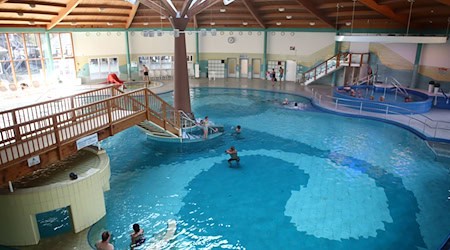 Besucher in einem Schwimmbad. (Symbolbild) / Foto: Bodo Schackow/dpa-Zentralbild/dpa