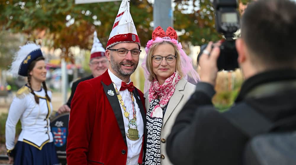 Führungspersonen treffen aufeinander: Die stellvertretende Ministerpräsidentin Katja Wolf (BSW) stellte sich beim närrischen Sturm auf die Staatskanzlei auch dem Präsidenten des Landesverbands Thüringer Karnevalvereine, Christoph Matthes. / Foto: Martin Schutt/dpa