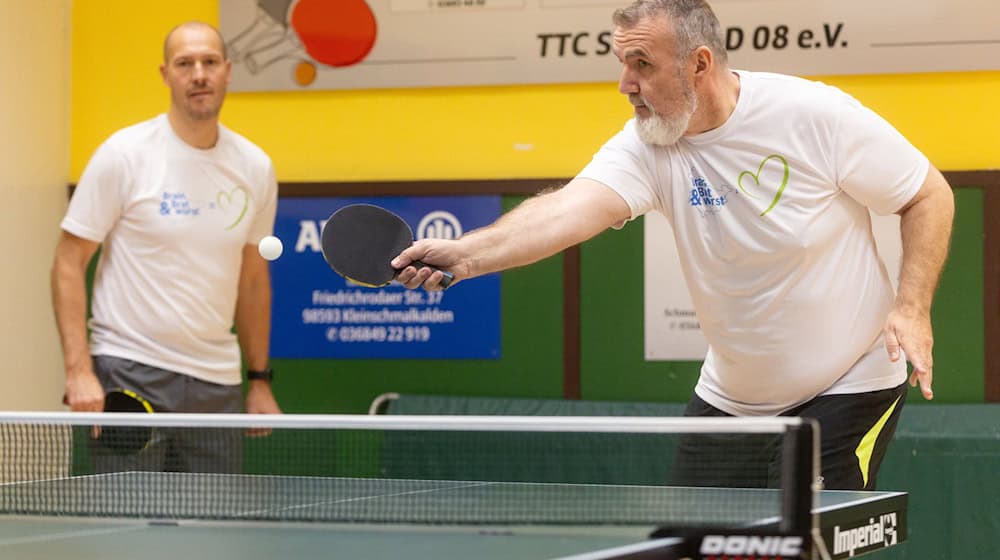 Thüringens Infrastrukturminister Steffen Schütz spielt beim Benefiz-Tischtennisturnier in Sülzfeld an der Platte. / Foto: Michael Reichel/dpa