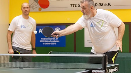 Thüringens Infrastrukturminister Steffen Schütz spielt beim Benefiz-Tischtennisturnier in Sülzfeld an der Platte. / Foto: Michael Reichel/dpa