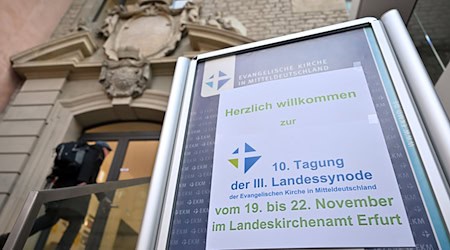 Weniger Kirchensteuer und sinkende Mitgliederzahlen: Die EKM sieht sich vor großen Veränderungen. (Archivbild) / Foto: Martin Schutt/dpa