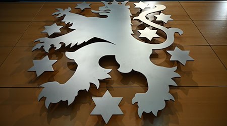 Die Fraktionschefs von Linke, SPD, CDU und BSW haben lange über einen Doppelhaushalt 2026/2027 verhandelt, nun gibt es eine Einigung. (Archivbild) / Foto: Martin Schutt/dpa