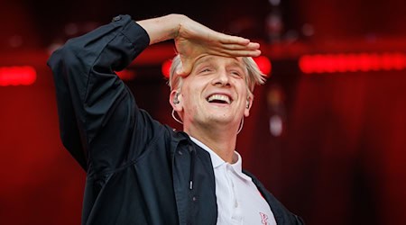 Sänger Felix Kummer spiel mit seiner Band Kraftklub normalerweise auf großen Bühnen. (Archivfoto)  / Foto: Daniel Karmann/dpa