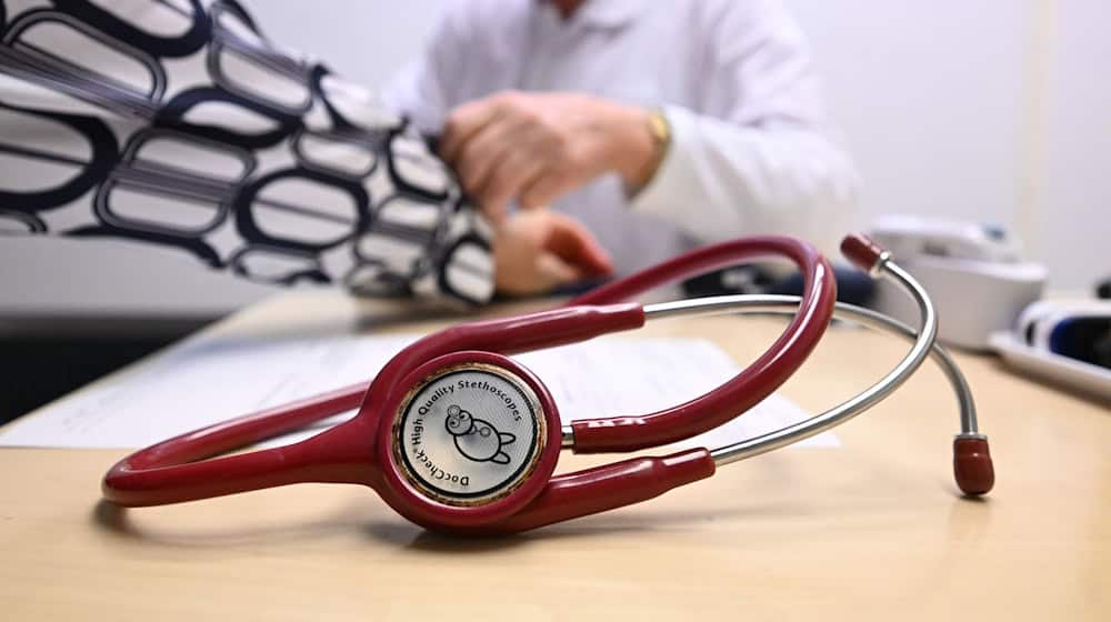 Die Ausgaben des Landes für die medizinische Behandlung von Beamten sind weiter angestiegen (Symbolfoto). / Foto: Bernd Weißbrod/dpa