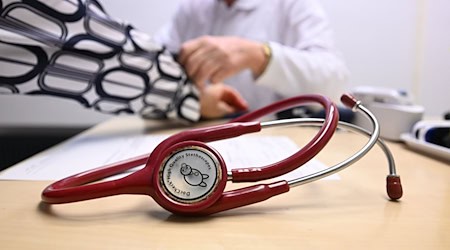 Die Ausgaben des Landes für die medizinische Behandlung von Beamten sind weiter angestiegen (Symbolfoto). / Foto: Bernd Weißbrod/dpa