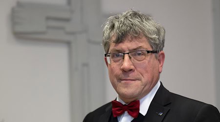 Der Landesbischof der EKM, Friedrich Kramer, sieht nicht nur die Kirche vor zahlreiche Herausforderungen gestellt. (Archivbild) / Foto: Hendrik Schmidt/dpa