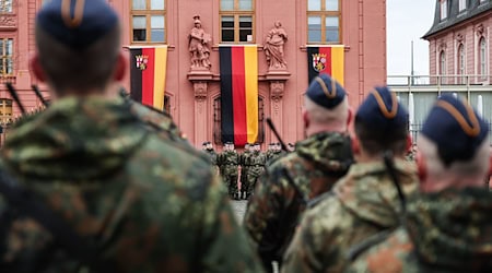 Im Blick hatten die Rekruten bei dem Gelöbnis das historische Mainzer Deutschhaus, den Sitz des Landtags Rheinland-Pfalz.  / Foto: Hannes P. Albert/dpa