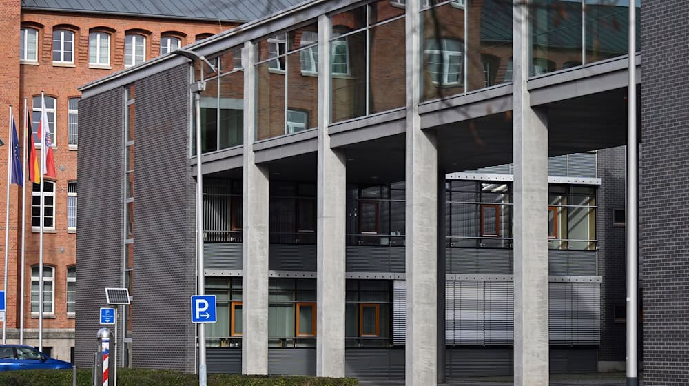 Wegen sexuellen Missbrauchsvorwürfen steht ein Lehrer aus Bad Salzungen jetzt vor Gericht. (Archivbild) / Foto: Martin Schutt/dpa