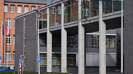 Wegen sexuellen Missbrauchsvorwürfen steht ein Lehrer aus Bad Salzungen jetzt vor Gericht. (Archivbild) / Foto: Martin Schutt/dpa