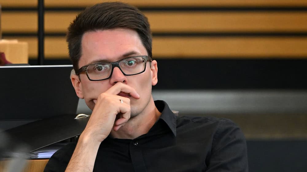 Thüringens Linke-Fraktionschef Christian Schaft hält einen Nachtragshaushalt für nötig, um die Hochschulen im Freistaat auskömmlich zu finanzieren.  / Foto: Martin Schutt/dpa